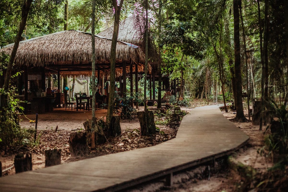 Trilha na floresta — Villa Arapiuns